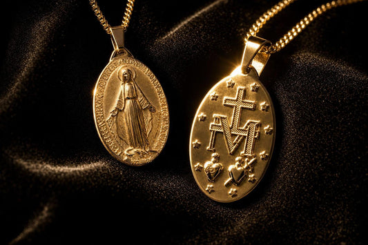 Anverso y reverso de la medalla de la Virgen Milagrosa sobre terciopelo negro