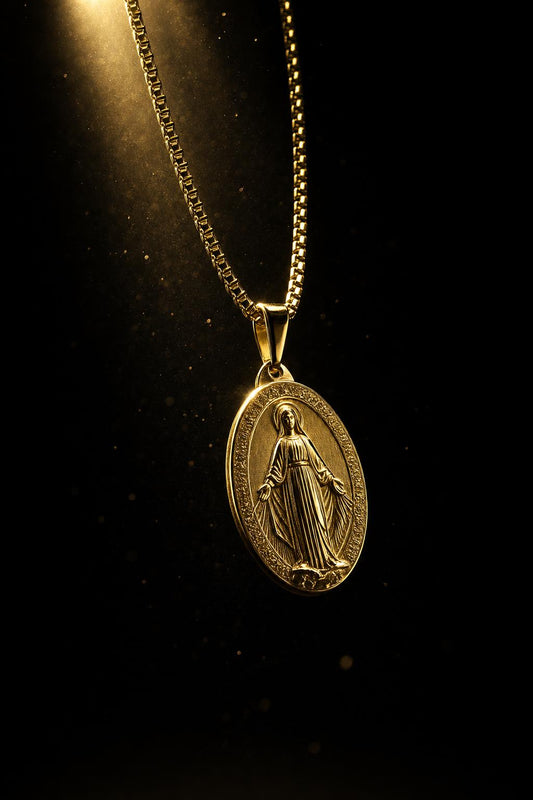 Medalla de la Virgen Milagrosa colgando, iluminación dorada dramática