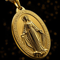 Primer plano del relieve dorado de la medalla