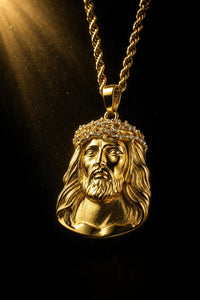 Colgante rostro de Cristo con corona de espinas, iluminación dorada dramática